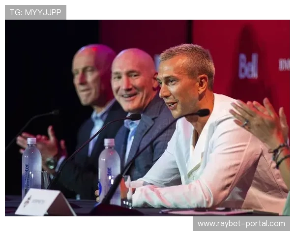 多伦多FC主帅亮相慈善晚会 亲自签名球衣助力拍卖